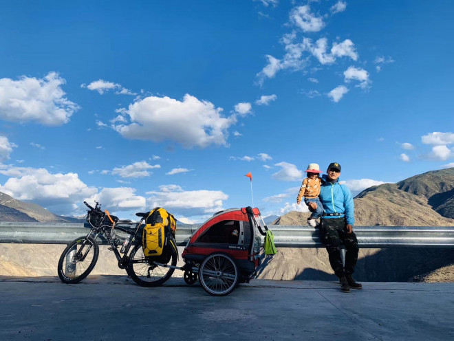 Hai cha con&nbsp;Dou Haobei chụp hình bên chiếc xe đạp trên chặng đường tới Tây Tạng.