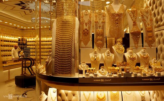 Dubai là một trong những khu vực mua sắm phổ biến nhất trên thế giới, cung cấp tất cả các loại hàng hóa hiếm và độc đáo trong nhiều lĩnh vực. Đặc biệt, Dubai nổi tiếng nhất về những chợ vàng.
