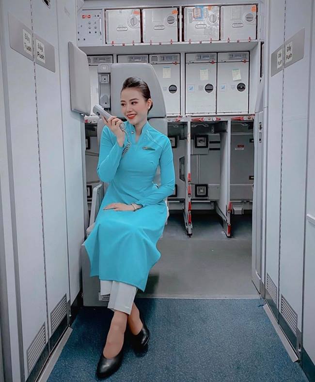 Trên trang cá nhân, Phương Ly thường xuyên đăng tải khoảnh khắc gây mê với lời nói ngọt ngào gửi tới khách bay trước cất cánh. 
