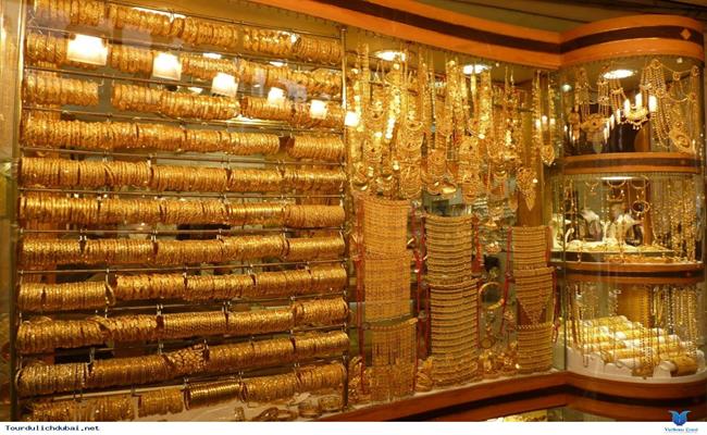 Chợ vàng Gold Souk là một trong những địa điểm mà khách du lịch thường không muốn bỏ lỡ khi đến Dubai. Tại đây, bạn có thể cảm nhận sự xa xỉ vì nhìn đâu cũng… thấy vàng.
