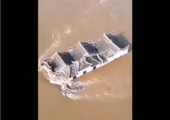 Chùa bị ngập nặng do nước sông Dương Tử dâng cao.