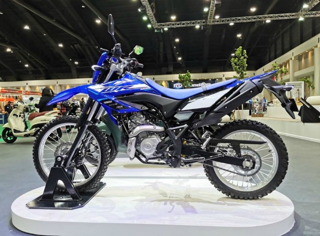 Còn đây là phiên bản Yamaha WR155R hoàn toàn mới bản màu xanh huyền thoại.