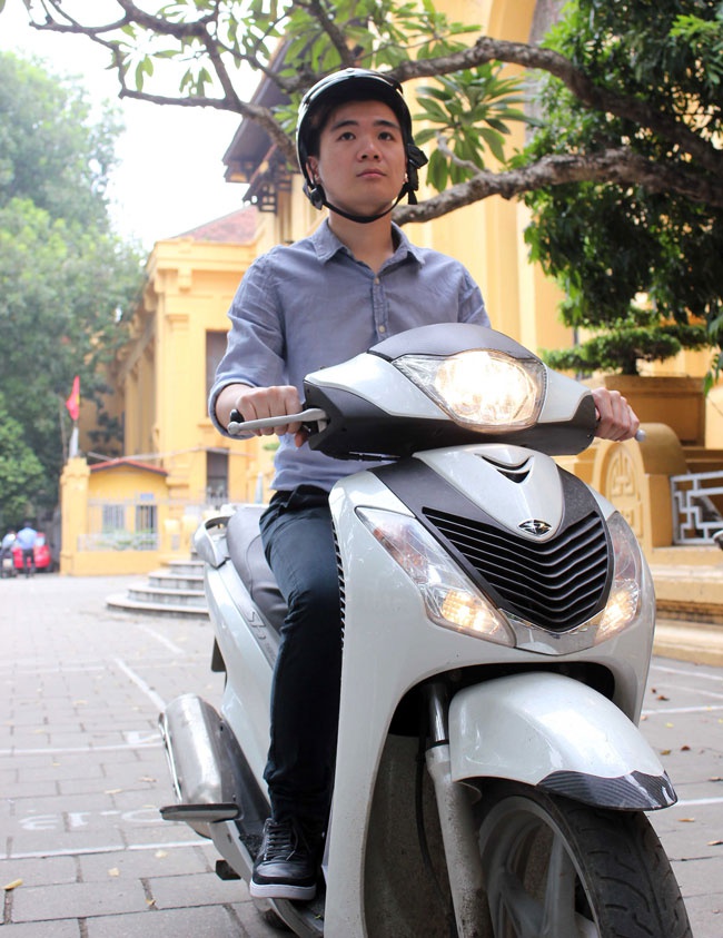 Trái với những thiếu gia khác, Quang Vinh lại thích dùng xe máy, mua hàng giảm giá và ăn quán vỉa hè.
