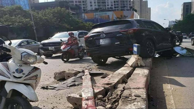 Dải phân cách cầu vượt Trần Duy Hưng (TP Hà Nội) bị húc vỡ tung toé