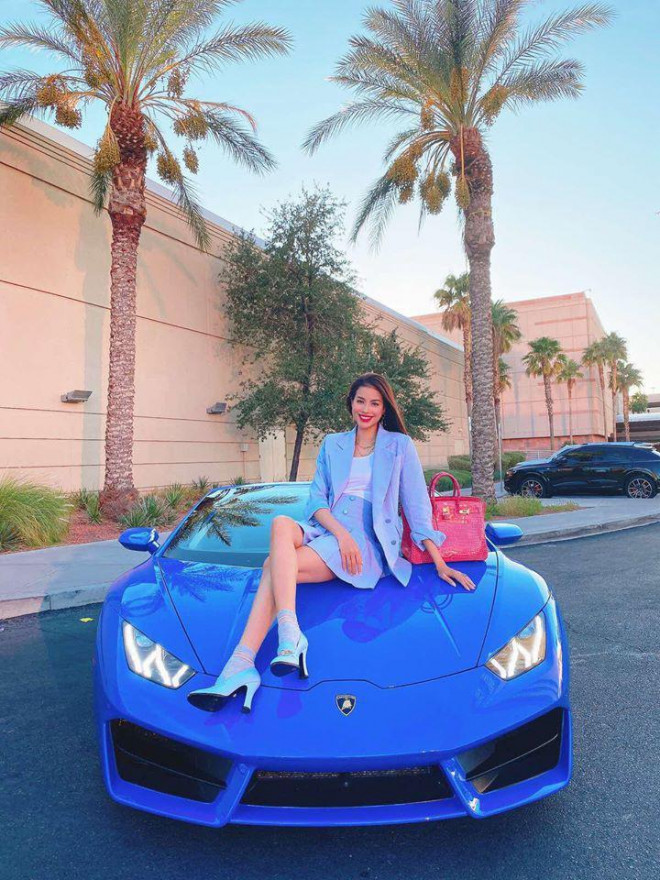 Phạm Hương tạo dáng trên siêu xe Lamborghini Huracan Spyder màu xanh dương tuyệt đẹp.
