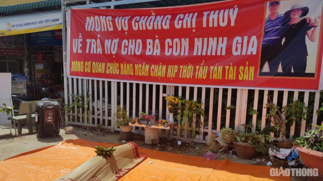 Chủ hụi “mất tích”, dân lập bàn thờ, giả thi thể đặt trước nhà... để đòi tiền. Ảnh: C.N