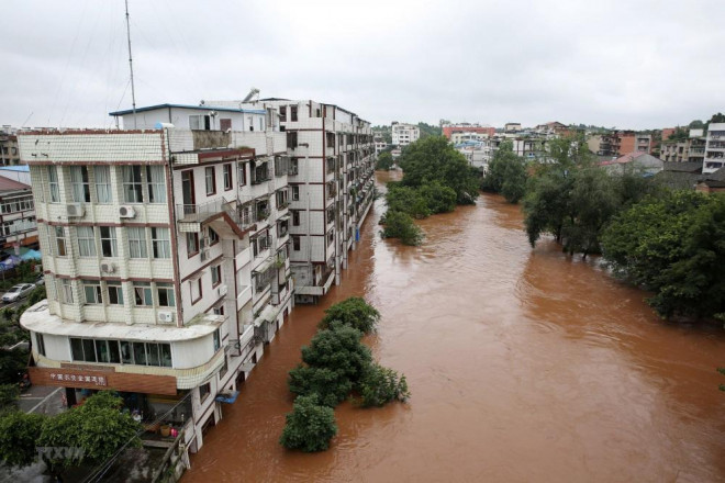 Cảnh ngập lụt tại Neijiang, tỉnh Tứ Xuyên - Nguồn: THX/TTXVN