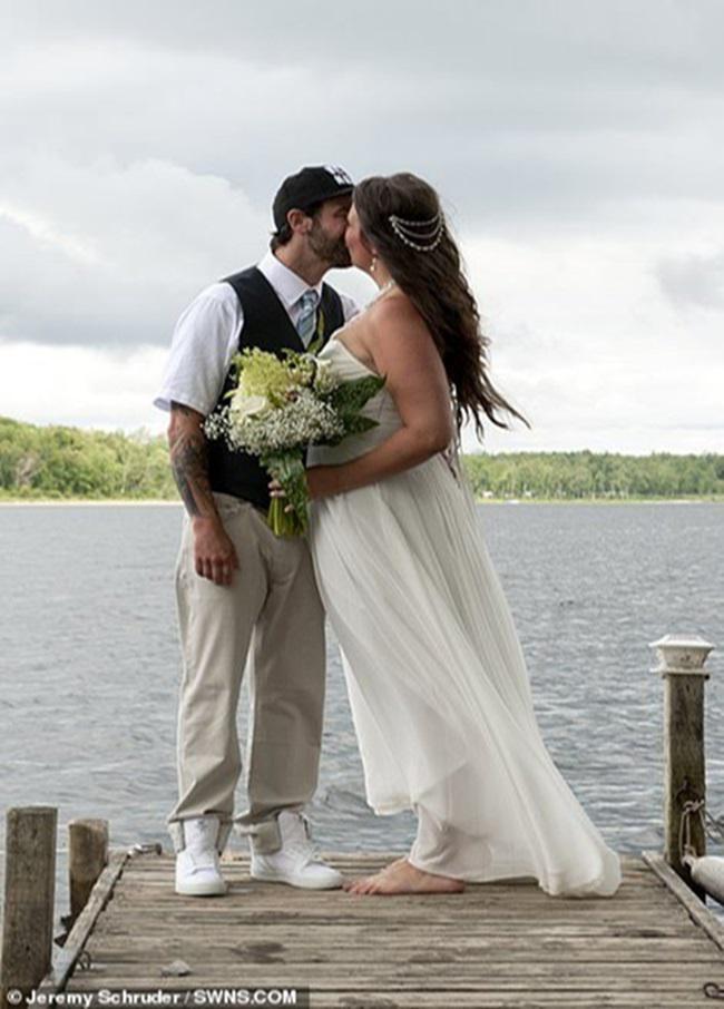 Lora Wendorf và Jordan Devries đang tay trong tay chụp ảnh trong lễ cưới bên bến tàu thơ mộng ở Vancouver, Canada.&nbsp;