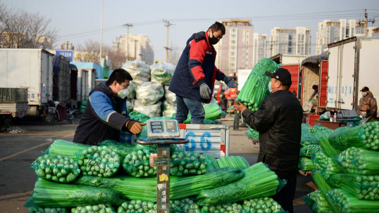 Người dân Trung Quốc gặp nhiều khó khăn khi giá cả thực phẩm leo thang quá cao (Nguồn: CNBC)