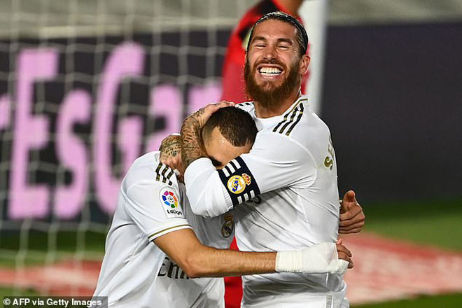 Đội trưởng Sergio Ramos ôm chầm lấy&nbsp;Benzema để chia vui