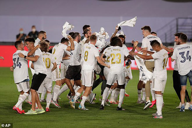 Dù sau đó&nbsp;Vicente Iborra&nbsp;rút ngắn tỷ số cho Villarreal nhưng với chiến thắng 2-1, Real Madrid chính thức vô địch La Liga lần đầu tiên sau 3 năm