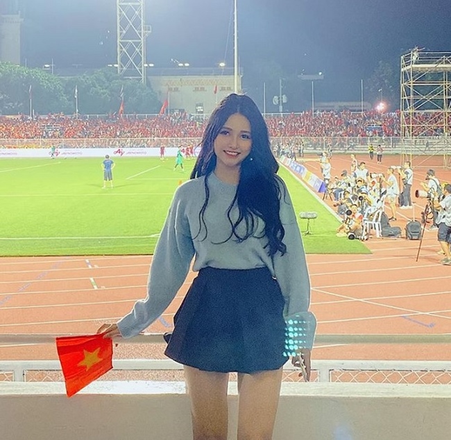 Trong trận chung kết bóng đá nam Sea Games 30, Jenny Yến xuất hiện rạng rỡ trên khán đài cổ vũ cho U22 Việt Nam. Ngay lập tức hình ảnh của cô được cộng đồng mạng truy lùng.
