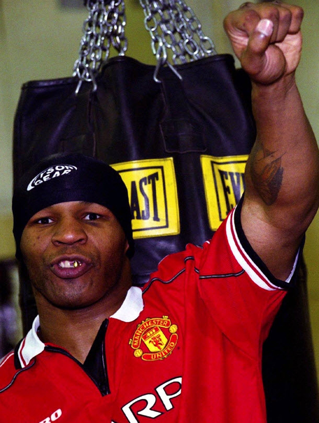 Mike Tyson trước trận đấu tại&nbsp;Las Vegas năm 2000, ông&nbsp;mặc áo Man Utd.
