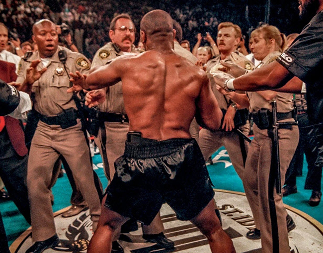 Mike Tyson đụng độ với lực lượng an ninh, sau khi cắn tai đối thủ Evander Holyfield.
