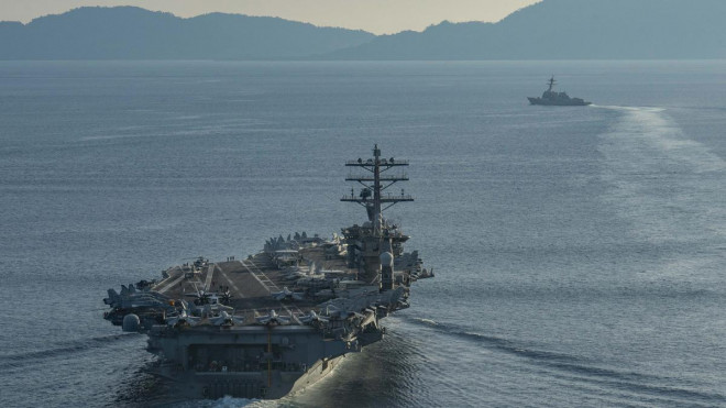 Tàu sân bay Mỹ USS Nimitz đi qua eo biển Balabac (Philippines) để đến biển Đông hôm 15-7 Ảnh: Hải quân Mỹ