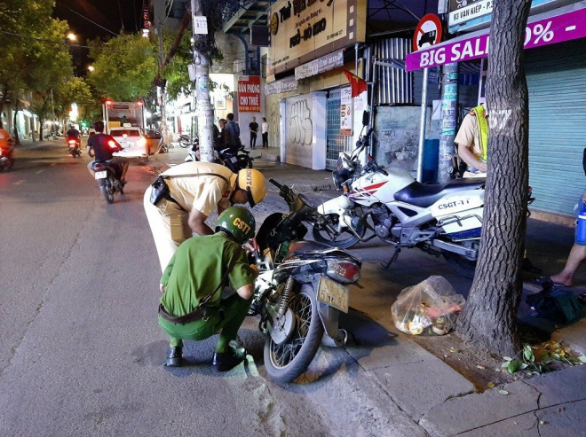 Thanh niên không xuất trình được giấy tờ chứng minh nguồn gốc phương tiện nên công an tạm giữ xe máy.