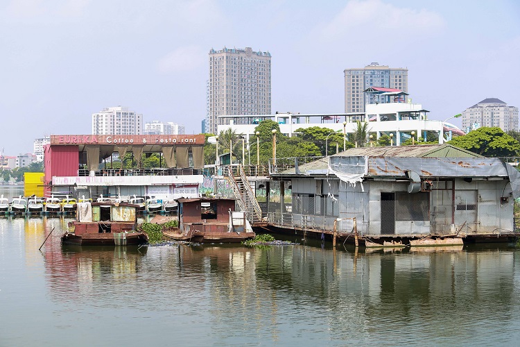 Sau hơn 3 năm, ngoài một số nhà thuyền đã được tháo dỡ, đến nay vẫn còn khoảng 10 chiếc du thuyền neo đậu trên mặt hồ Tây.