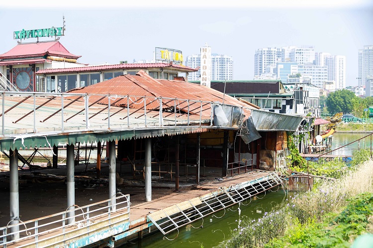 Sau đó, do quá trình xử lý rác thải của các nhà hàng nổi không đảm bảo đúng quy định, gây ô nhiễm môi trường và mất cảnh quan khu vực hồ Tây. UBND TP Hà Nội đã chấp nhận đề xuất của sở GTVT tạm dừng hoạt động và cho di dời toàn bộ tàu thủy nội địa trên hồ Tây về khu vực Đầm Bảy thuộc phường Nhật Tân, quận Tây Hồ.