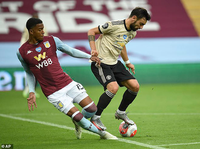 Bruno Fernandes giẫm vào chân của Ezri Konsa nhưng MU vẫn được hưởng phạt đền khi đấu Aston Villa