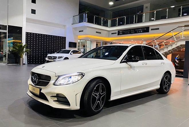 Mercedes-Benz C300 AMG 2020 thêm trang bị cửa sổ trời Panorama, giá tăng nhẹ - 2