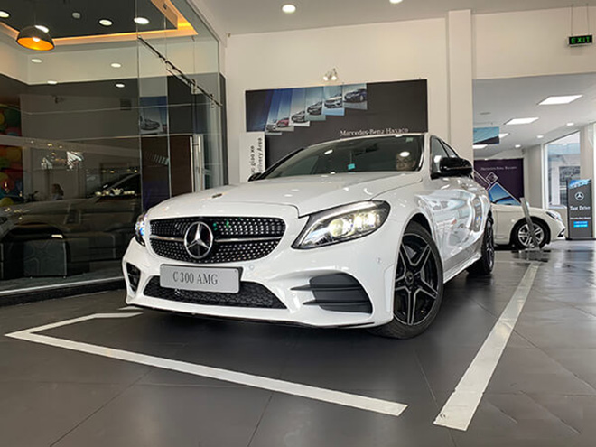 Mercedes-Benz C300 AMG 2020 thêm trang bị cửa sổ trời Panorama, giá tăng nhẹ - 1