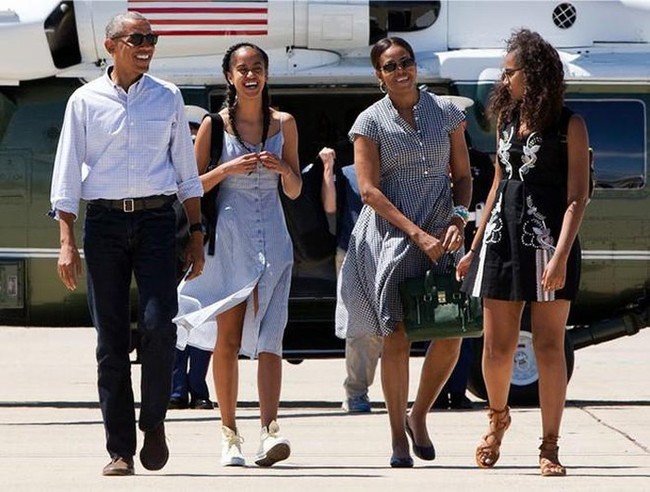Dù cũng mặc quần áo hàng hiệu đắt tiền nhưng nói chung vợ chồng ông Obama có lối sống giản dị, chọn lựa các thương hiệu giá cả phải chăng như J. Crew, Target và Converse.
