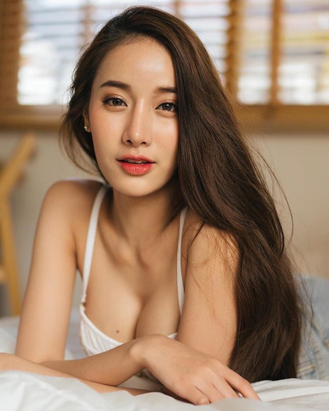 Pichana cuốn hút người nhìn với làn da trắng như bông bưởi.&nbsp;
