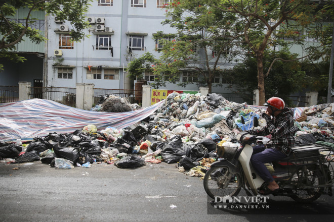 Hầu hết người dân đi qua đây đều trong tình trạng một tay lái xe, một tay bịt mồm bởi mùi rác thải bốc lên vô cùng khó chịu.