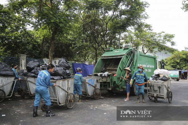 Qua quan sát, nguồn nhân lực và các phương tiện để xử lý bãi rác dài khoảng 500m này khá mỏng.