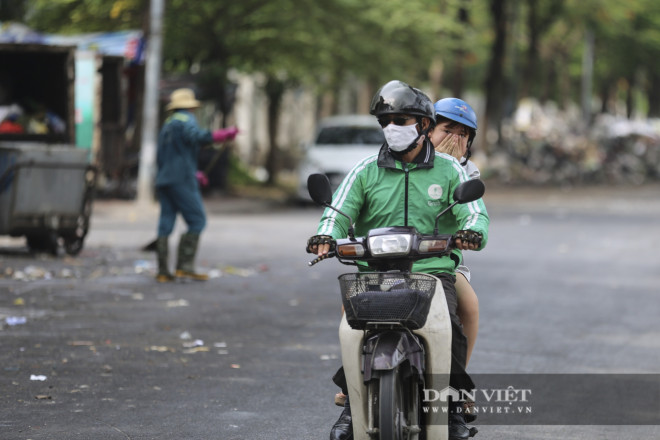 Anh Sơn (quận Nam Từ Liêm) chia sẻ: “Tôi cảm thấy vô cùng bức xúc mỗi khi đi qua đây. Bãi rác này tồn tại được 5 ngày rồi và nó lớn dần theo thời gian. Cho đến 1,2 ngày gần đây mới thấy vài công nhân đến xử lý, với tiến độ làm việc thế này thì có lẽ người dân sống quanh đây phải khổ dài ngày”.