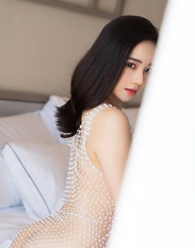 "Hot girl ngủ gật" Nhã Tiên cũng từng bị chỉ trích vì bộ váy khoe da thịt quá đà. Nhìn qua bằng mắt thường, dù không lộ điểm nhạy cảm nhưng vì chất liệu lưới nên gây cảm giác như đang nude.
