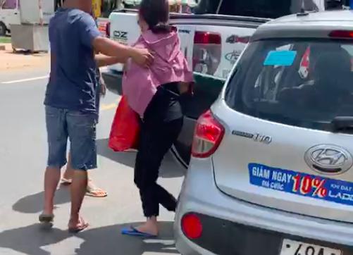 Người dân bắt được bà Thúy (áo đen) trên xe taxi.