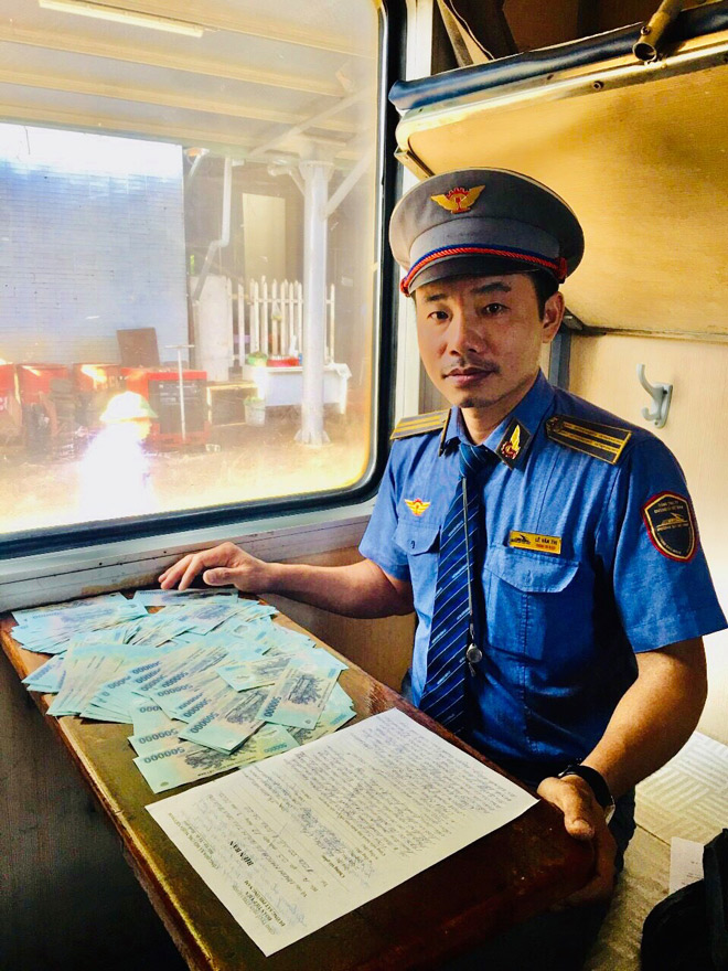 Trưởng tàu SE22 Lê Văn Thi lập biên bản hành khách bỏ quên 100 triệu trên tàu để bàn giao, trao trả hành khách