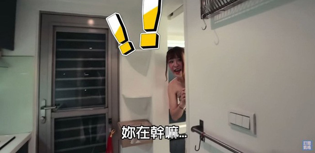 Trong một video, Yuan Yuan bị hai người bạn "đột kích" vào nhà trong lúc cô đang tắm. Camera ghi lại cảnh cô nàng Yuan Yuan với gương mặt hốt hoảng và trên người chỉ quấn mỗi khăn tắm.
