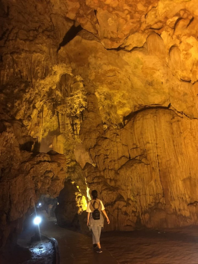 Trên đường vào thác, chúng ta không nên bỏ lỡ động Ngườm Ngao với những nhũ đá và măng đá phong phú hình dạng, huyền bí. Ảnh: Trần Gấm.