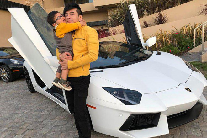 Ca sĩ Đan Trường và con trai bên siêu xe&nbsp;Lamborghini Aventador LP700-4.