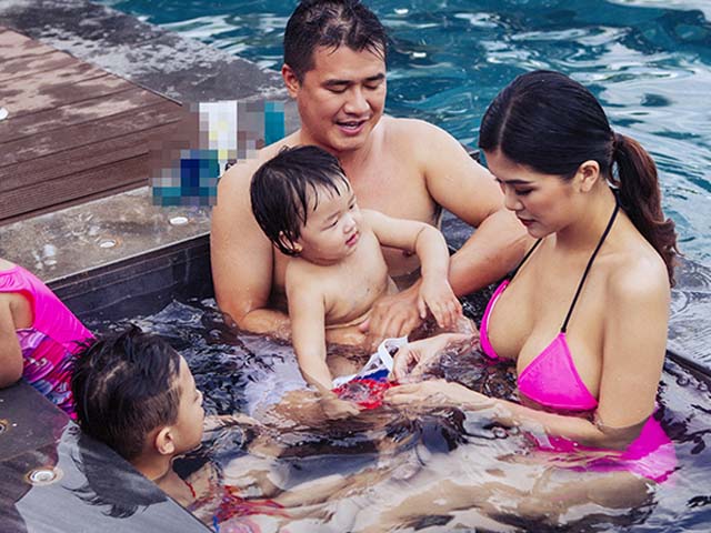 Hoa hậu sinh 6 con được bạn trai tặng biệt thự 100 tỷ khoe vòng 1 nóng bỏng bên bể bơi