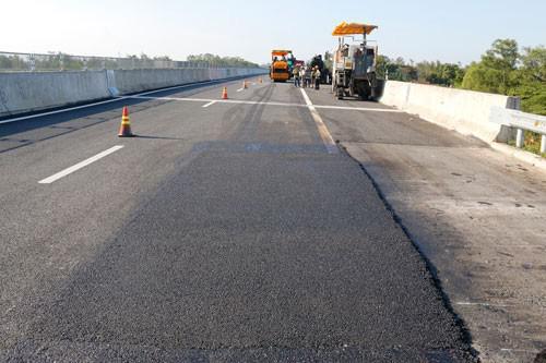 Tuyến đường cao tốc Đà Nẵng - Quảng Ngãi, do VEC làm chủ đầu tư, sử dụng chưa lâu đã hư hỏng, phải sửa chữa - Ảnh: TRẦN THƯỜNG