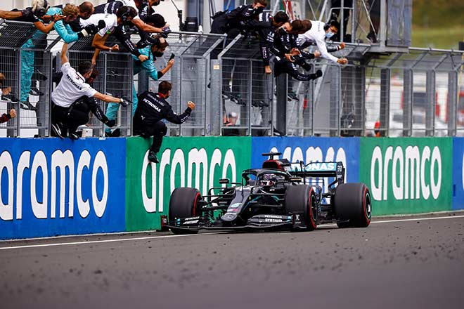 Hamilton tiếp tục cân bằng thêm nhiều kỷ lục của Schumacher