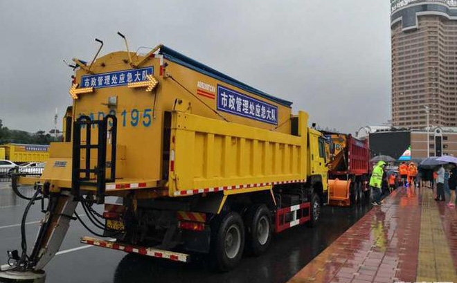 Xe tải hạng nặng được điều lên mặt cầu ở Hợp Phì, An Huy (ảnh: Xinhua)