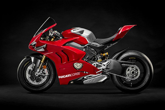 3. Ducati Panigale V4 R có công suất tối đa 221 mã lực, trọng lượng khô 172 kg, đạt tỉ lệ mã lực trên trọng lượng là 1,285 mã lực/kg. Đây là phiên bản V4 hoàn toàn mới vừa mới xuất hiện trên thị trường từ năm ngoái và chạy hợp pháp trên đường đi.