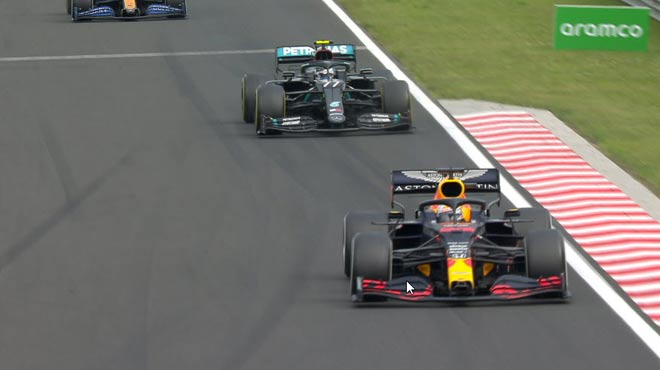 Tâm điểm ở cuối chặng đua là màn so kè Verstappen và Bottas