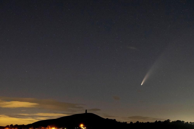 NEOWISE cũng có thể được chiêm ngưỡng tại Glastonbury Tor ở Somerset, Anh vào cùng thời điểm. Ảnh: Brad Wakefield/Rex/Shutterstock.