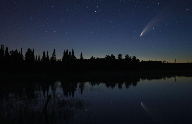 NEOWISE vụt qua trời đêm trên mặt hồ Wolf tĩnh lặng ở bang Minnesota, Hoa Kỳ. Ảnh: Alex Kormann/AP.