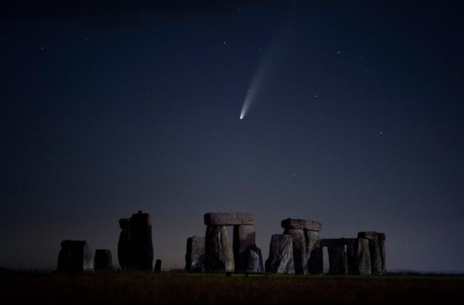 Bầu trời tại di tích đá cổ Stonehenge ở Wiltshire, Anh vào thời điểm có sao chổi xuất hiện. Ảnh: Mark Kerton/Rex/Shutterstock.