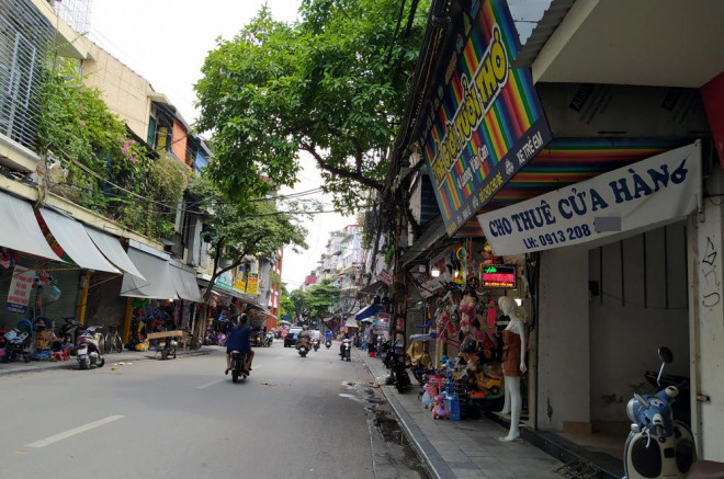 Một tuyến phố trung tâm Hà Nội nơi kinh doanh các mặt hàng thời trang, đồ chơi, văn phòng du lịch...