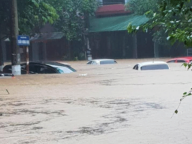 TP Hà Giang ngập như sông sau 1 đêm, ô tô nổi bồng bềnh trong nước