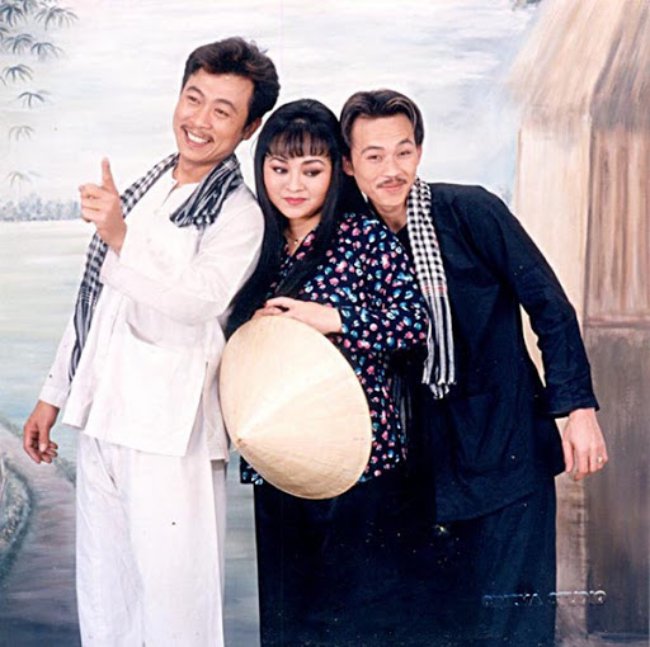 Thời điểm Hoài Linh diễn tấu hài, bắt đầu được khán giả hải ngoại chú ý thì Hương Lan đã là một giọng ca đình đám.
