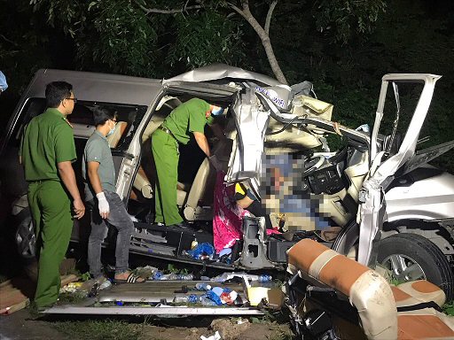 Hiện trường vụ tai nạn thảm khốc vào rạng sáng 21/7 giữa xe khách 16 chỗ và xe tải khiến 8 người chết