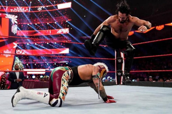 Seth Rollins ra tay tàn ác với Rey Mysterio